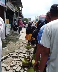 Penampakan Warga Rela Antri Panjang Demi Mendapatkan Gas LPG 3KG