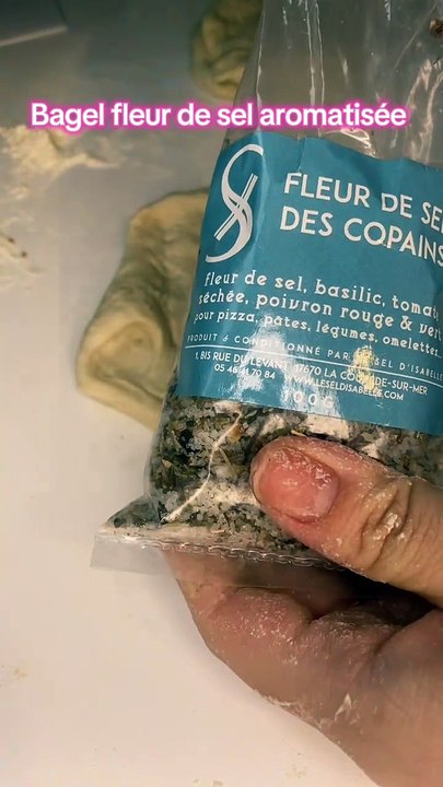 Façonnage d’un bagel à la fleur de sel aromatisé #levain #sourdough #bagel