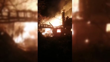 Alev alev yanan ev küle döndü