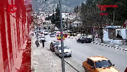 'U' dönüşü kaza getirdi! Motosiklet, otomobile çarptı: 1’i ağır, 2 yaralı