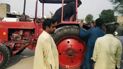 ۔کار نہر میں ۔لا پرواہی کی بھی حد ہوتی ہےUnbelievable! Parked Car Ends Up in Canal  Rescue Footage