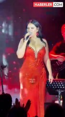 Şarkıcı Zara'nın cesur sahne kostümü ağızları açık bıraktı