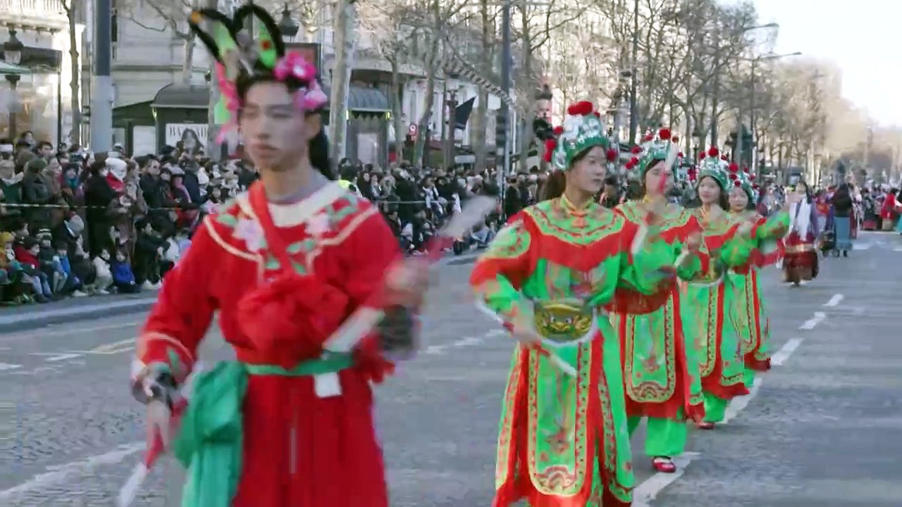 Sur les Champs-Elysées, défilé du Nouvel An chinois sous le signe du Serpent de bois
