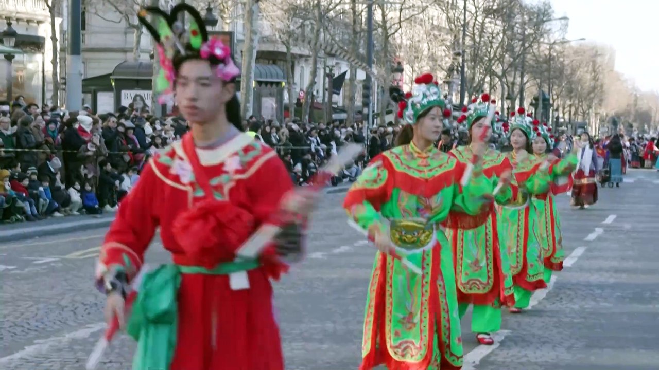 Défilé du Nouvel An chinois à Paris sous le signe du Serpent de bois