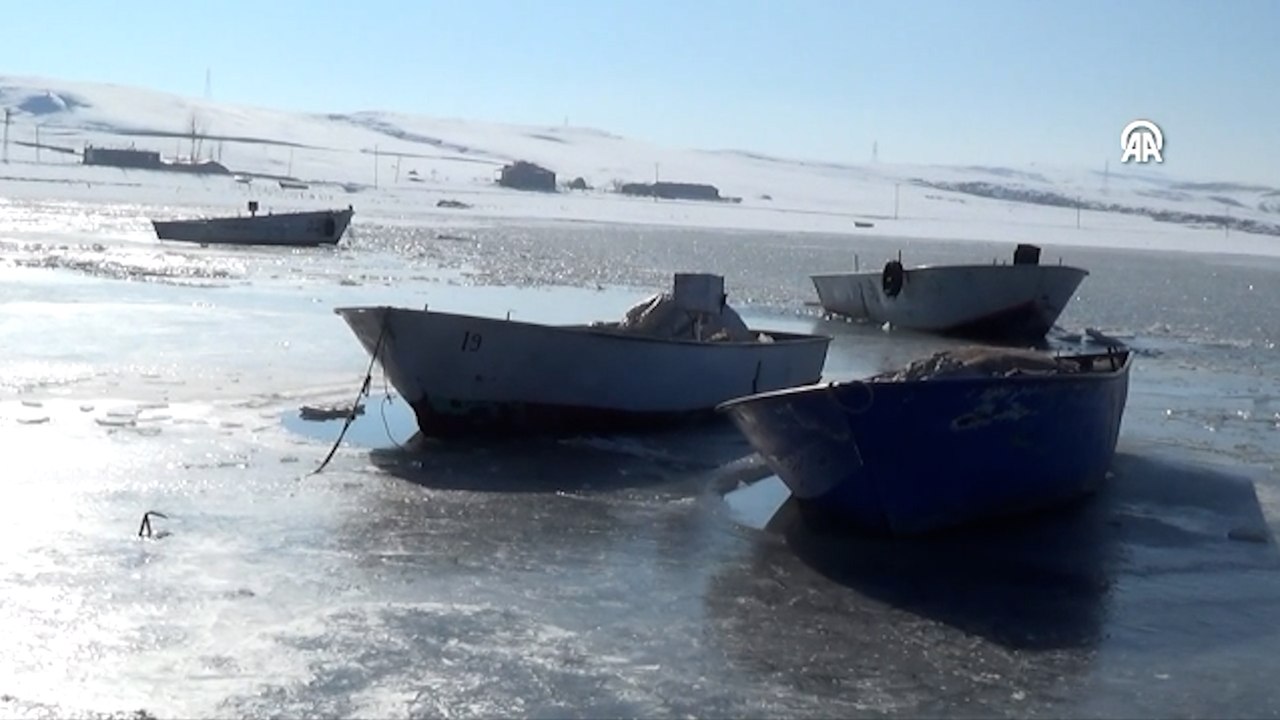 Nazik Gölü'nün yüzeyi buz tuttu