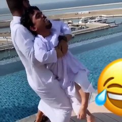 بوشنب و علاوي يسون مقالب في بعض بحمام السباحه 😂😂