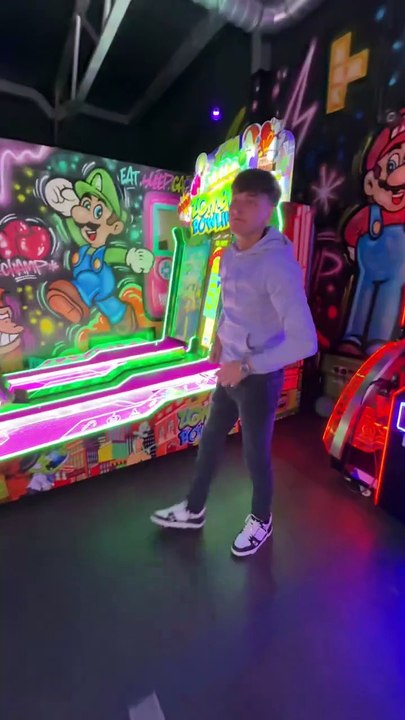 Lads join forces to pull off a flawless arcade basketball trick shot