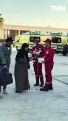 بالورد والدعم النفسي، الهلال الأحمر المصرى يستقبل مصابى غزة والمرافقين لهم، فور دخولهم إلى مصر عبر