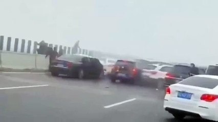 VIDEO: ¡Impactante! 100 vehículos chocaron en un puente congelado de China