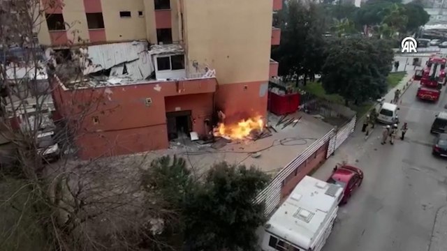 Pendik'te yıkılan binada doğal gaz borusunun patlaması sonucu yangın çıktı