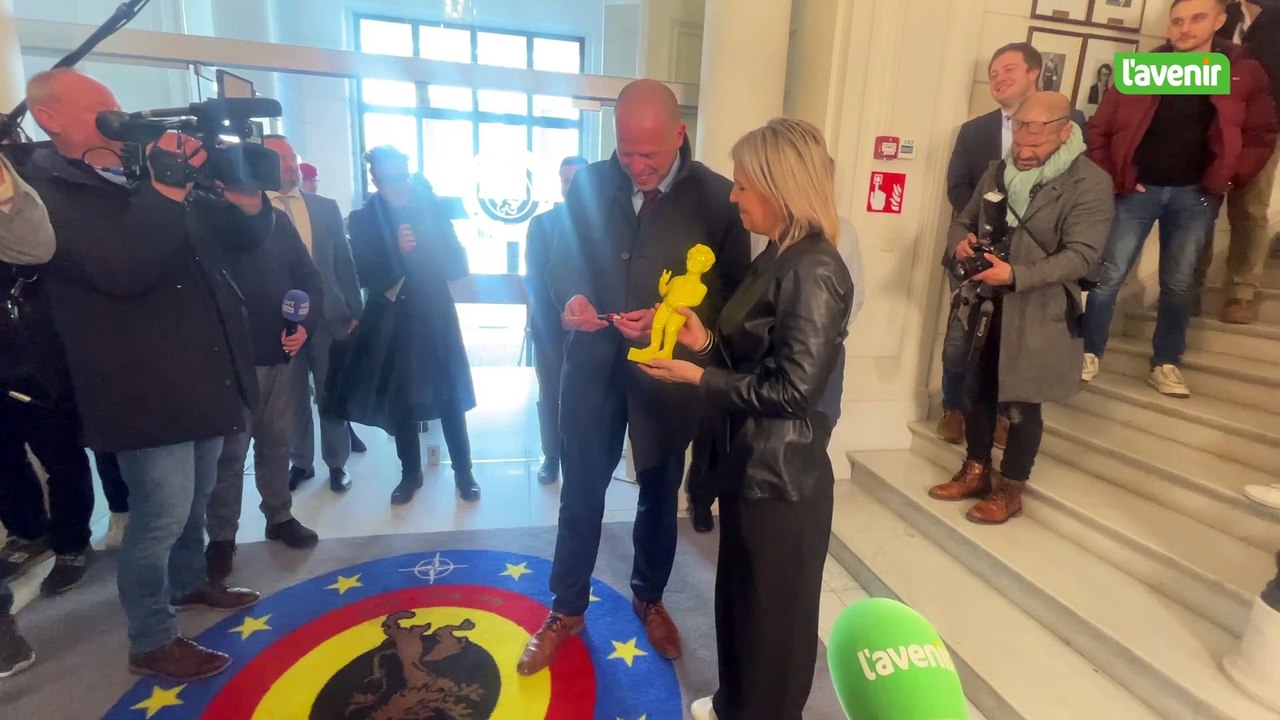 Ministère de la Défense : passation de pouvoir entre Ludivine Dedonder et Theo Francken