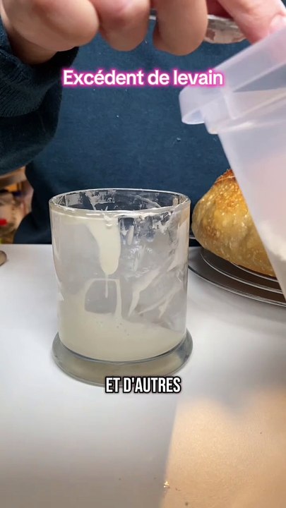 L’excédent est un levain non nourrit donc moins actif. #sourdough #levain #discard #sourdoughstarter