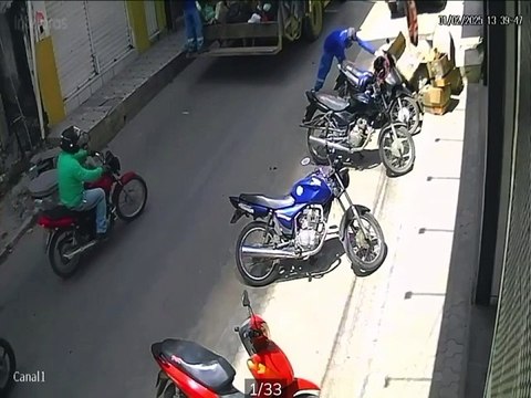 Un conductor imprudente impacta su vehículo contra una motocicleta