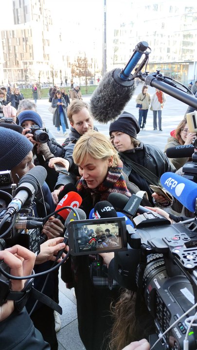 Judith Godrèche arrive pour soutenir Adèle Haenel au tribunal judiciaire de Paris, où sera rendu ce lundi le jugement du réalisateur Christophe Ruggia pour accusation d'agressions sexuelles sur mineures, dont l'actrice Adèle Haenel alors âgée entre 12 et