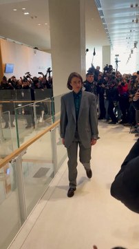 Adèle Haenel sort du tribunal correctionnel de Paris après le verdict de son procès contre Christophe Ruggia sous les applaudissements du public. Le 3 février 2025. © Laura Happening/Bestimage