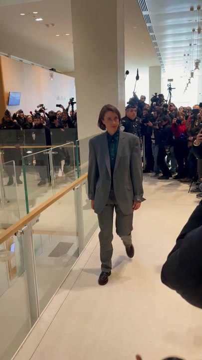 Adèle Haenel sort du tribunal correctionnel de Paris après le verdict de son procès contre Christophe Ruggia sous les applaudissements du public. Le 3 février 2025. © Laura Happening/Bestimage