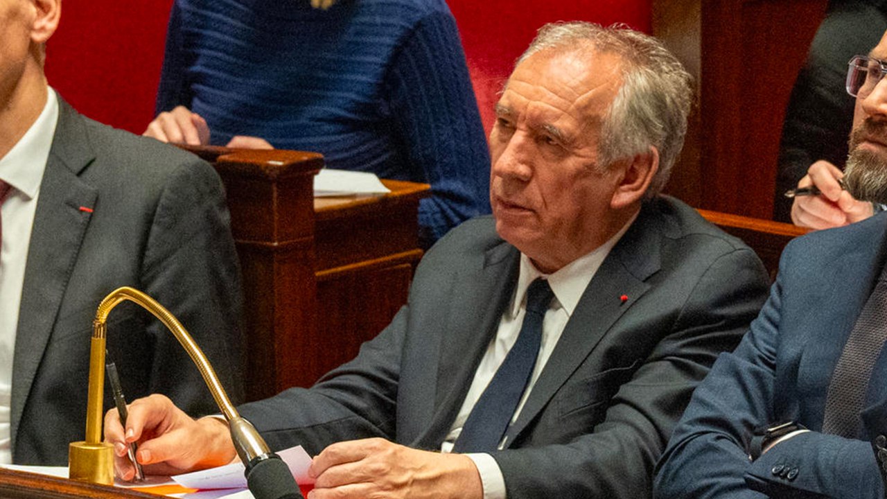 EN DIRECT - Bayrou enclenche le 49.3 sur le budget