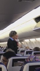 La receta secreta de una azafata para calmar el llanto de un bebé que conquista al resto de pasajeros