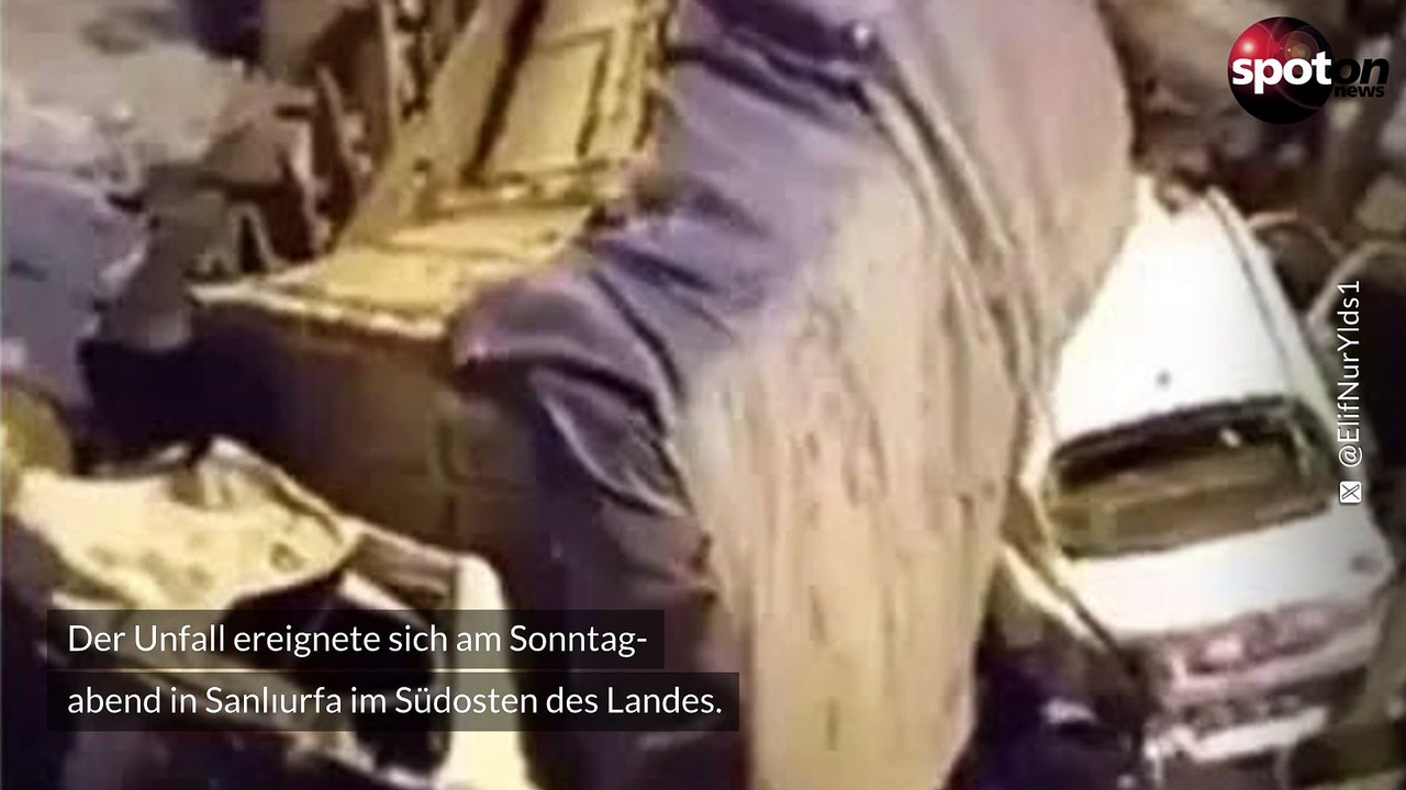 Horror-Unfall: Lastwagen und Auto stürzen von Brücke