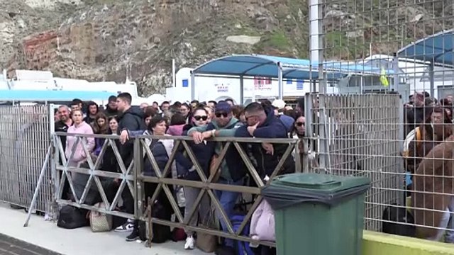 Moradores de Santorini, na Grécia, deixam a ilha devido à atividade sísmica