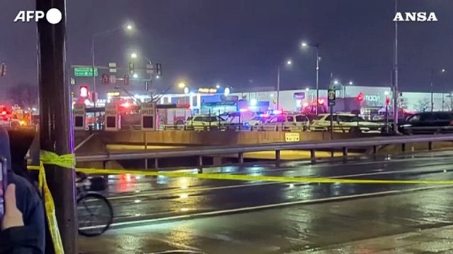 Jet medico caduto a Philadelphia, i soccorsi sul luogo dell'incidente