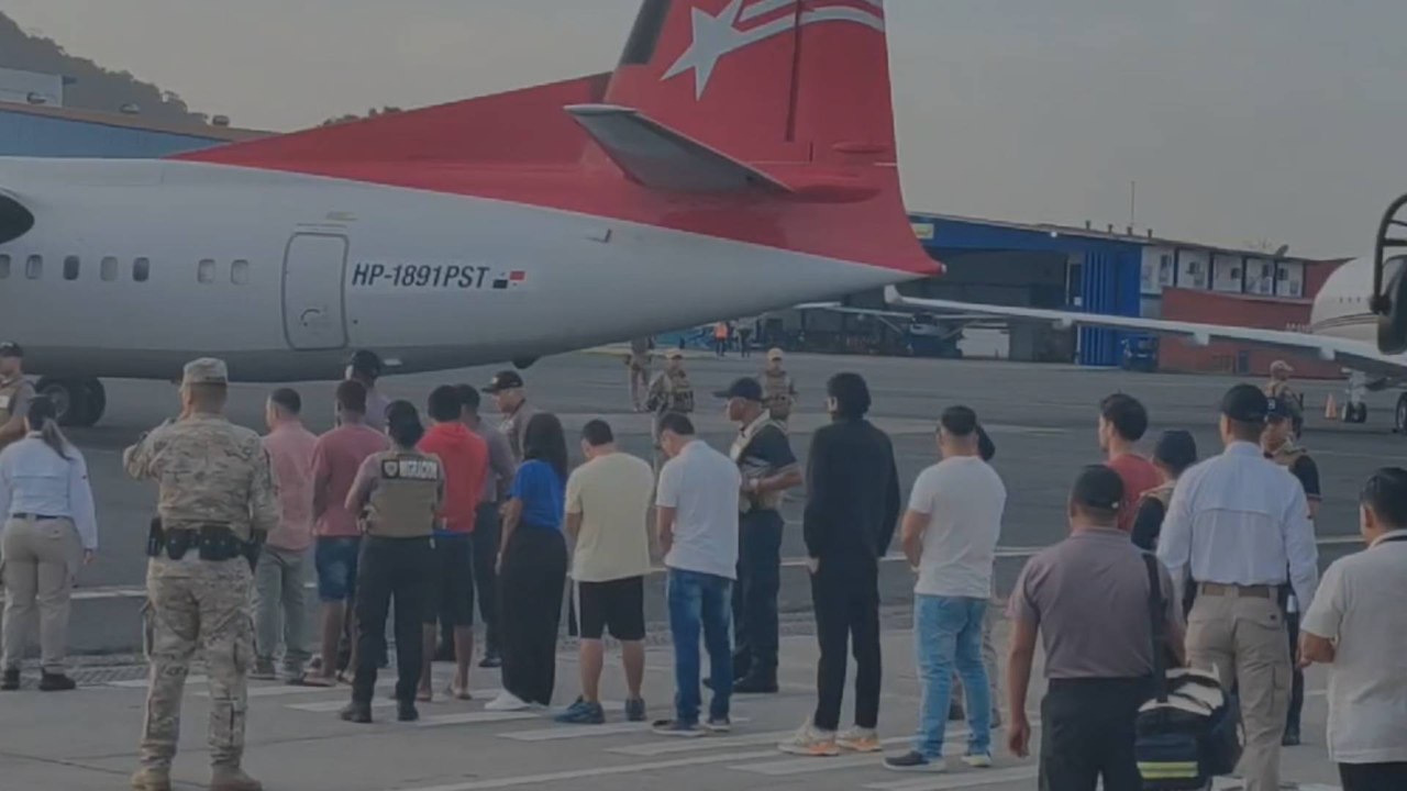 Aterrizó en Rionegro avión proveniente de Panamá con 43 deportados colombianos