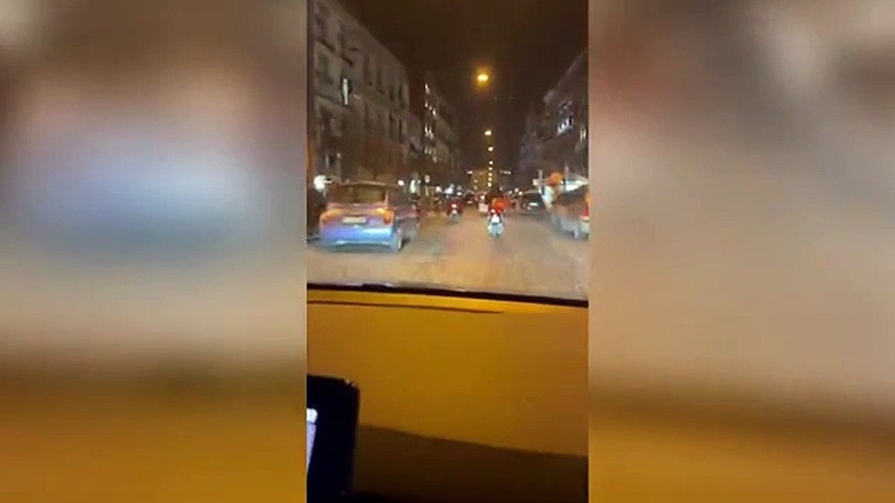 Napoli, tiene il cane al guinzaglio mentre è in scooter: lo costringe a correre tra le auto nel traffico