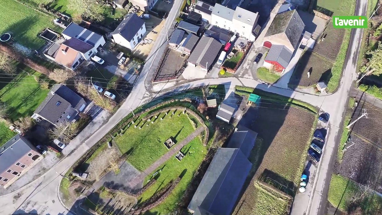 L'église au milieu du village : Waret-l'Évêque