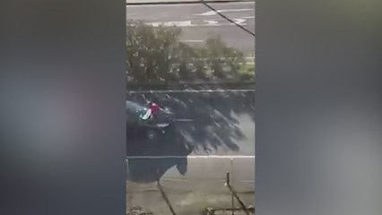 Buscan por todo Extremadura a esta persona que conduce con una persona en el capó