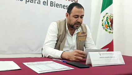 Adrian Duarte, entrega de tarjetas para beca Rita Cetina