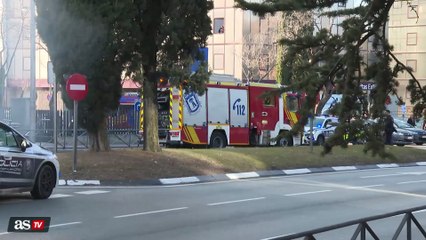 Arde un coche a la altura del hospital Vithas Universitario de Arturo Soria