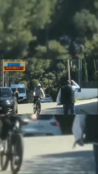 Casi pisa a Messi!