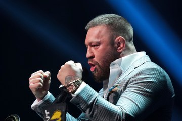Conor McGregor escupe en la cara de un fan de Khabib Nurmagomedov