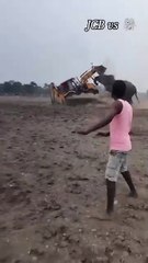 யானையைத் துரத்த பயன்பட்ட ஜேசிபி இயந்திரத்தை புரட்டி எடுக்க முற்படும் யானை!!