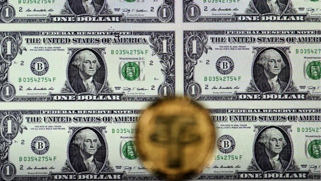 ¿Cuánto equivale 100 dólares en pesos colombianos hoy, lunes 3 de febrero de 2025?