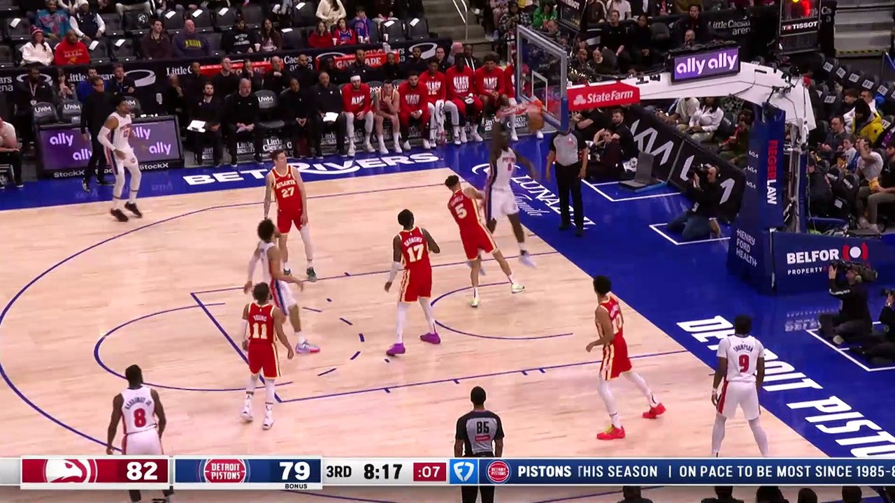 Young heroics help Hawks down Pistons
