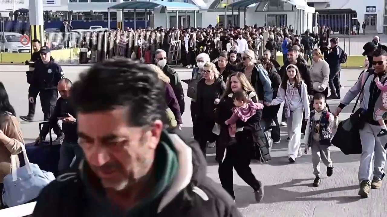 People queue to leave Santorini as earthquakes continue