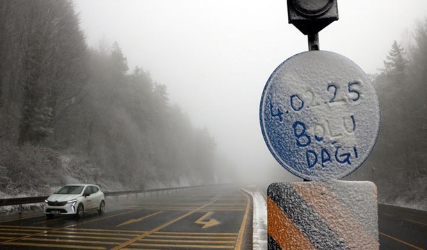 Bolu Dağı'nda kar ve sis: Görüş mesafesi 35 metreye düştü