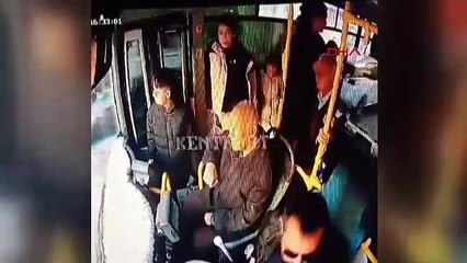 Belediye otobüsünde bayılan çocuk kapının açılmasıyla düştü! Kafatası kırıldı