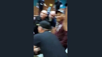 Pais desarmam autor de tiroteio em escola no Texas