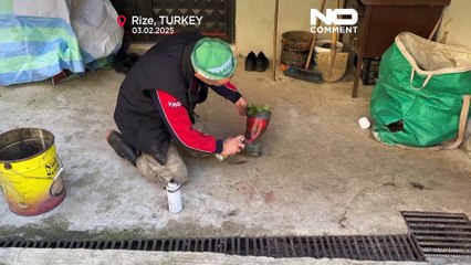 Un retraité transforme de vieilles bottes en pots de fleurs à Güneysu en Turquie