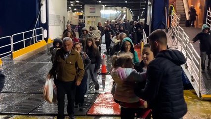 Deprem uyarısının ardından Yunan adası Santorini’den tahliye edilenler Pire Limanı’na ulaştı