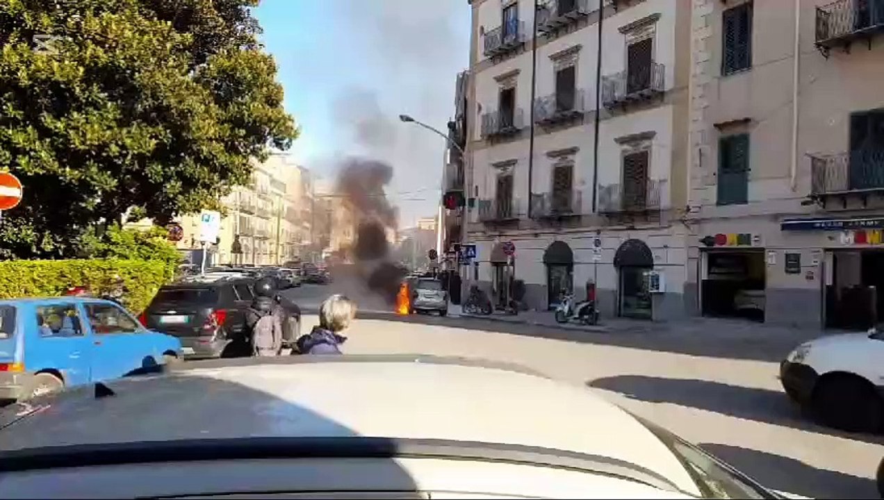 Auto a fuoco a Palermo, traffico in tilt nella zona del Tribunale