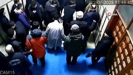 Namaza gelmiş ama şuur kazanamamış! Şampiyon boksör camide terör estirdi