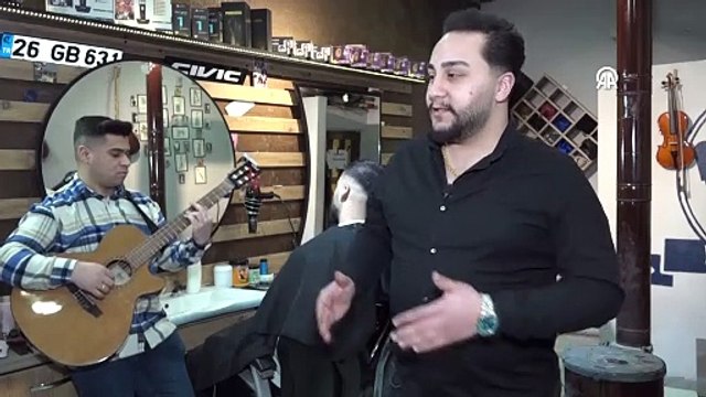 Vanlı berber, müşterilerini türküler eşliğinde tıraş ediyor