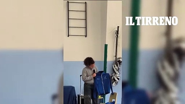 Jasmine Paolini a Bagni di Lucca: agli studenti mostra una maglia unica