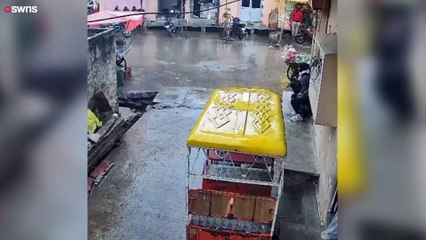 E-Rikscha fährt davon und der Besitzer jagt sie in Panik