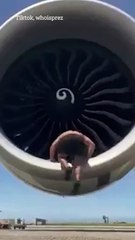 Il monte dans le moteur d'un avion en marche pour faire des pompes