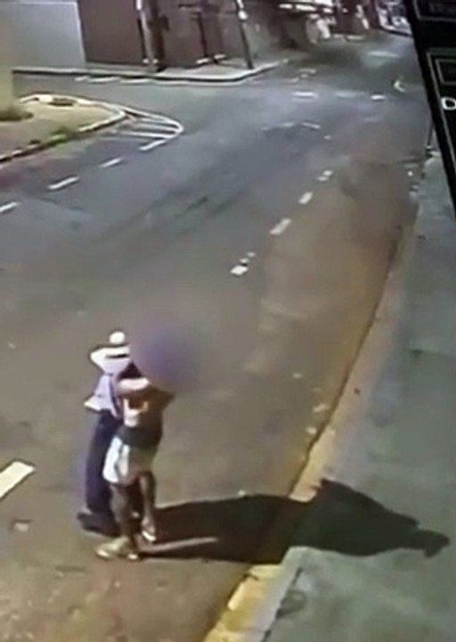 Idoso é estrangulado durante assalto