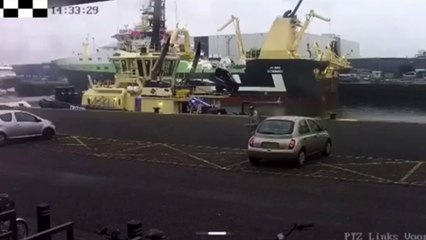 Niente freno a mano, l'auto precipita in acqua